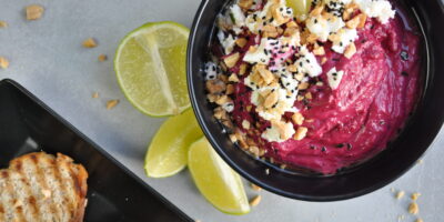 wegetariańska pasta do chleba z pieczonego buraka i fety