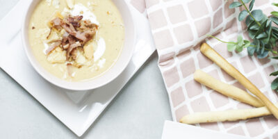 Krem z kalafiora z boczkiem oraz crostini