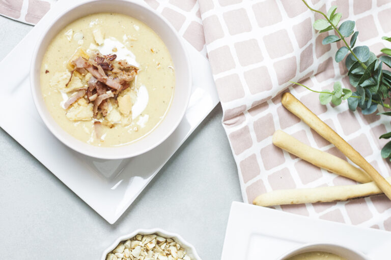 Krem z kalafiora z boczkiem oraz crostini