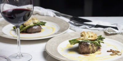 Polędwica Wołowa z krewetkami, szparagami oraz sosem holenderskim