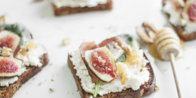 Grzanki z Prosciutto, Ricottą, Figą i Miodem