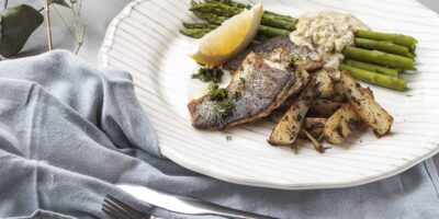 Filet z Pstrąga ze Szparagami i Sosem Béaranaise