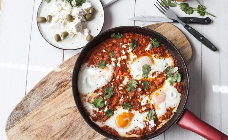 Shakshouka z Czerwonymi Warzywami i Fetą