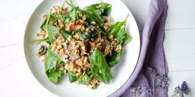 Sałatka z Kaszą Bulgur, Szpinakiem, Indykiem oraz Grzybami