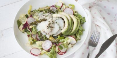 Wiosenna Sałatka z Pieczonym Dorszem i Szparagami