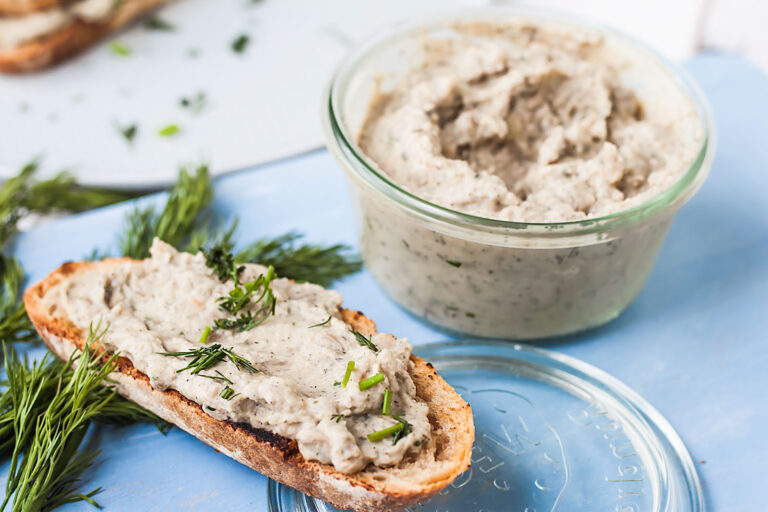 Pasta Z Białej Fasoli Z Pieczonym Czosnkiem i Słonecznikiem
