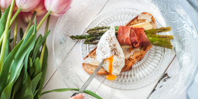 Grzanka z pieczonymi szparagami, prosciutto i jajkiem w koszulce