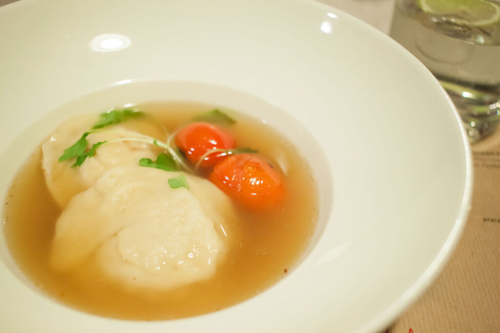 Consomme rybne z sakiewkami rakowymi i pieczonym pomidorem - Piwnica Łódzka, Restaurant Week 