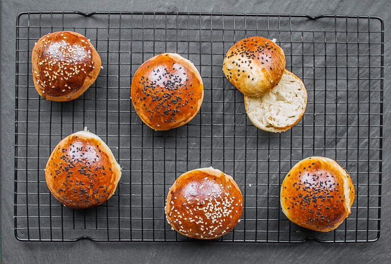 Bułki do Burgerów z Czarnuszką i Sezamem