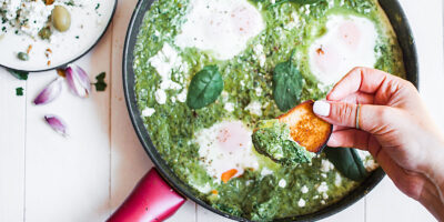 Zielona Shakshuka - Jajka ze Szpinakiem, Jarmużem i Fetą