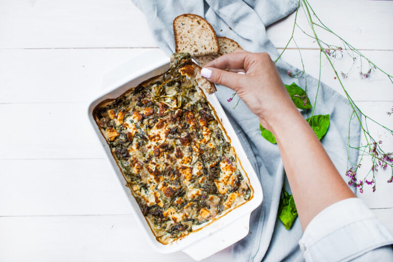 Zapiekany Szpinak z Fetą, Parmezanem i Czosnkiem Niedźwiedzim