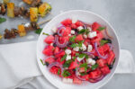 letnia sałatka z arbuzem, fetą, oliwkami i miętą