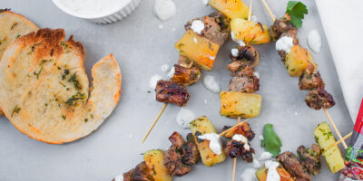 szaszłyki wołowe z brązowymi pieczarkami, ziemniakami i rozmarynem