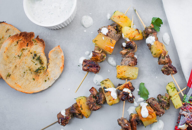 szaszłyki wołowe z brązowymi pieczarkami, ziemniakami i rozmarynem