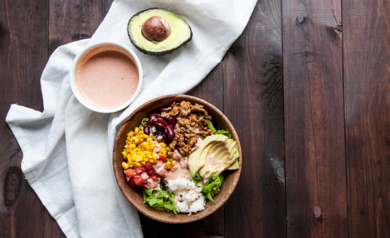 Burrito Bowl czyli Meksykańska Sałatka z Indykiem, Ryżem i Awokado