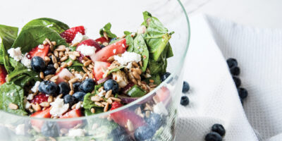 Letnia Sałatka ze Szpinakiem, Truskawkami, Borówkami i Fetą