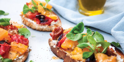 Bruschetta z Pieczonymi Pomidorami i Kozim Serem