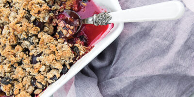 Crumble-ze-Śliwkami,-Truskawkami-i-Jagodami