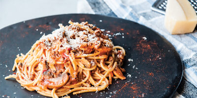Wędzone Spaghetti Bolognese z Grzybami i Suszonymi Pomidorami