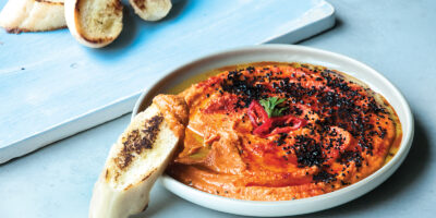 Domowy hummus z pieczoną papryką, chilli i czarnuszką