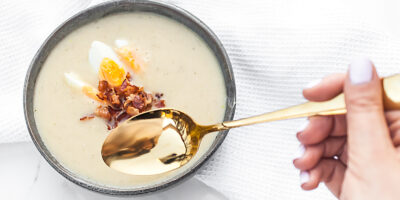 kremowa zupa chrzanowa z boczkiem i jajkiem