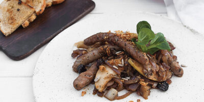 biała-kiełbasa-duszona-w-piwie-z-jabłkami-i-wiśniami-