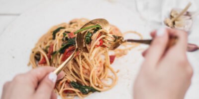 Makaron z krewetkami, chilli, pomidorami i szpinakiem