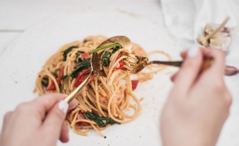 Makaron z krewetkami, chilli, pomidorami i szpinakiem