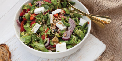 Sałatka z pieczoną papryką i greckim serem Manouri