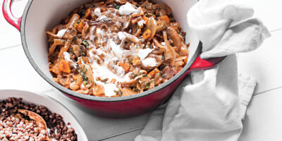 Wegetariański strogonow z boczniaków, pieczarek i ogórków kiszonych