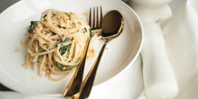 Makaron-ze-szpinakiem,-gorgonzolą-i-orzeszkami