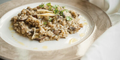 Risotto-z-pieczarkami,-grzybami-leśnymi-i-czosnkiem-niedźwiedzim-