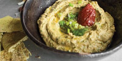 hummus-z-suszonymi-pomidorami,-kaparami-i-szpinakiem