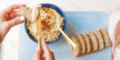 pasta-jajeczna-do-chleba-z-awokado-i-pieprzem-cayenne
