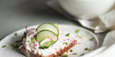 pasta-z-wędzonej-makreli-z-twarogiem,-ziołami-i-chrzanem-