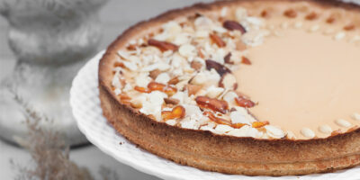 Wielkanocny-mazurek-z-kajmakiem,-mascarpone,-solą-i-orzechami-