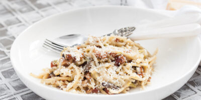 makaon-w-sosie-śmietanowym-z-boczkiem-i-porem