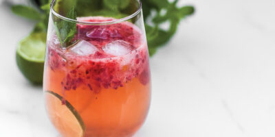 różowy-szprycer-z-truskawkami-i-miętą-