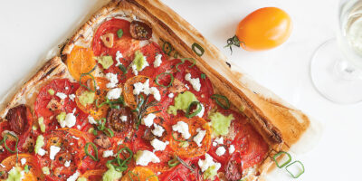 ciasto-francuskie-z-kozim-serem-i-pomidorami-