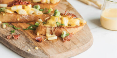 crostini-z-białymi-szparagami,-szynką-parmeńską-i-sosem-holenderskim