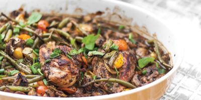 kurczak-pieczony-w-miodzie-z-letnimi-warzywami-