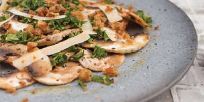 carppacio-z-pieczarek-z-maślanym-panko,-pietruszką-i-parmezanem