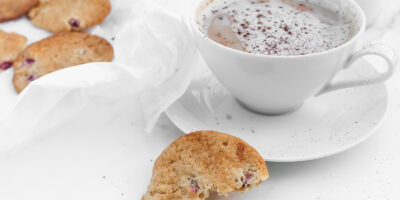 kruche-ciasteczka-z-rabarbarem-i-truskawkami-