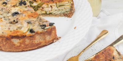 quiche-z-cukinią,-gorgonzolą-i-czarnymi-oliwkami-