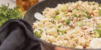 ryż-kalafiorowy-z-dymką,-migdałami-i-parmezanem