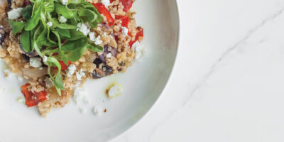 sałatka-z-kaszą-bulgur-i-pieczonymi-warzywami-