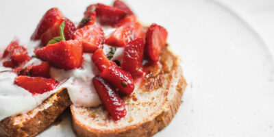 tosty-francuskie-z-kremowym-serkiem-i-marynowanymi-truskawkami-