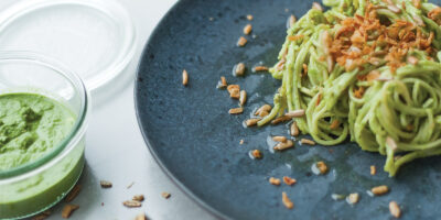 makaron-z-pesto-z-liści-rzodkiewki-