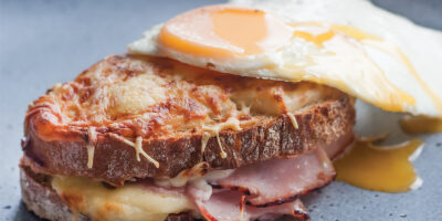 croque madame francuska grzanka z serem szynka i beszamelem