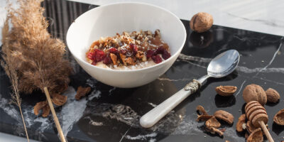 weganska budyniowa jaglanka o smaku szarlotki z jablkami i cynamonem